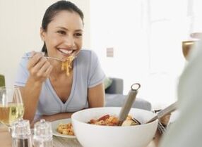 Девушка ест